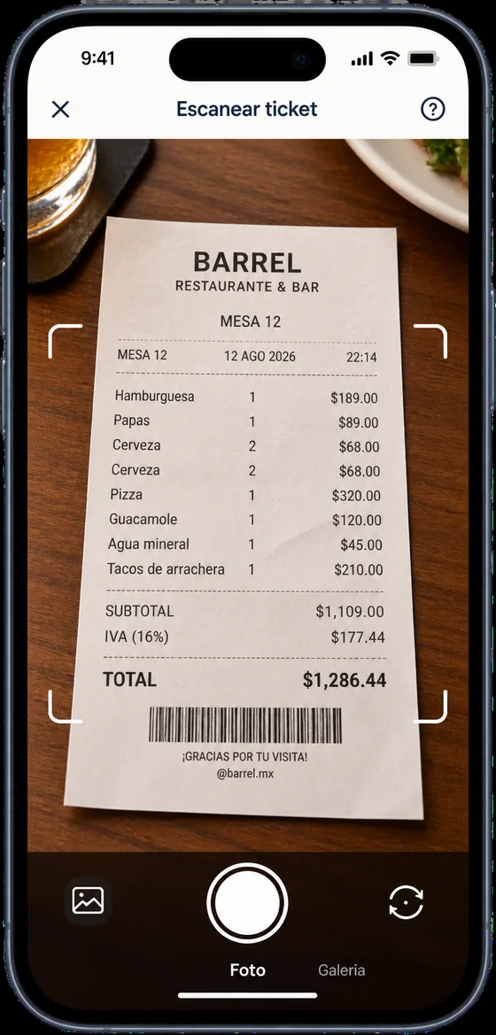 Pantalla de Tablas escaneando el ticket de un restaurante: la cámara enfoca la cuenta y se leen los artículos, el subtotal, el IVA y el total.